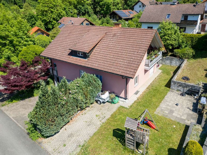 Solides Zweifamilienhaus mit Entwicklungspotenzial und attraktiven Mieteinnahmen